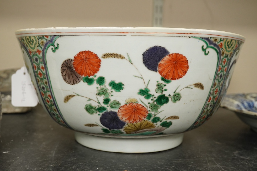 A large Chinese famille verte bowl, Kangxi period (1662-1722)